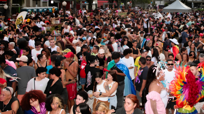 Parada do Orgulho LGBT+ mobiliza o Centro Histórico de Santos com trio elétrico neste domingo
