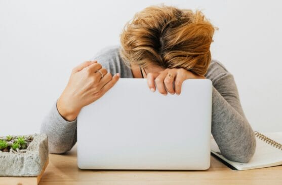 Mulheres cansadas sobre um notebook