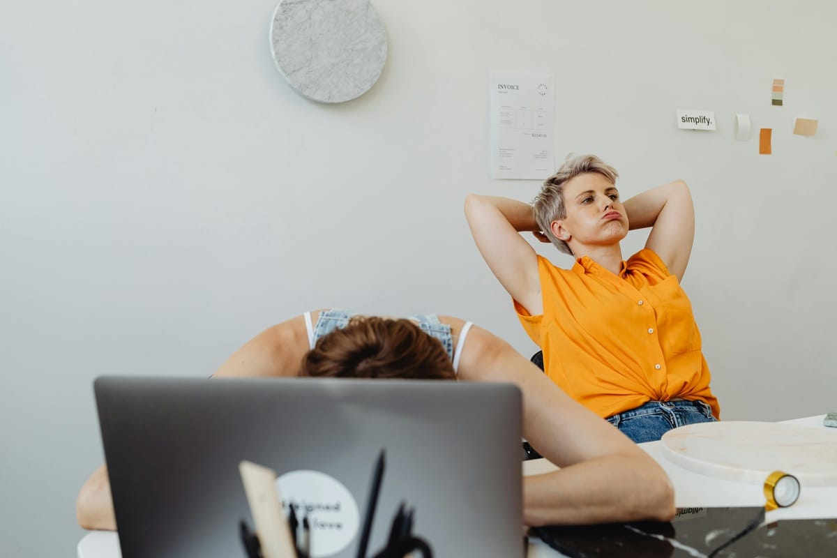 Mulheres cansadas em um ambiente de trabalho