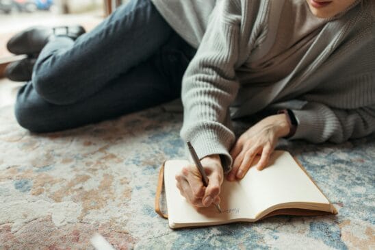 A psicologia explica por que quem planeja a rotina à mão consegue manter o cérebro mais focado e produtivo