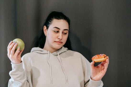 Por que a fome oculta gerada por dietas de influenciadores está deixando uma geração mais ansiosa