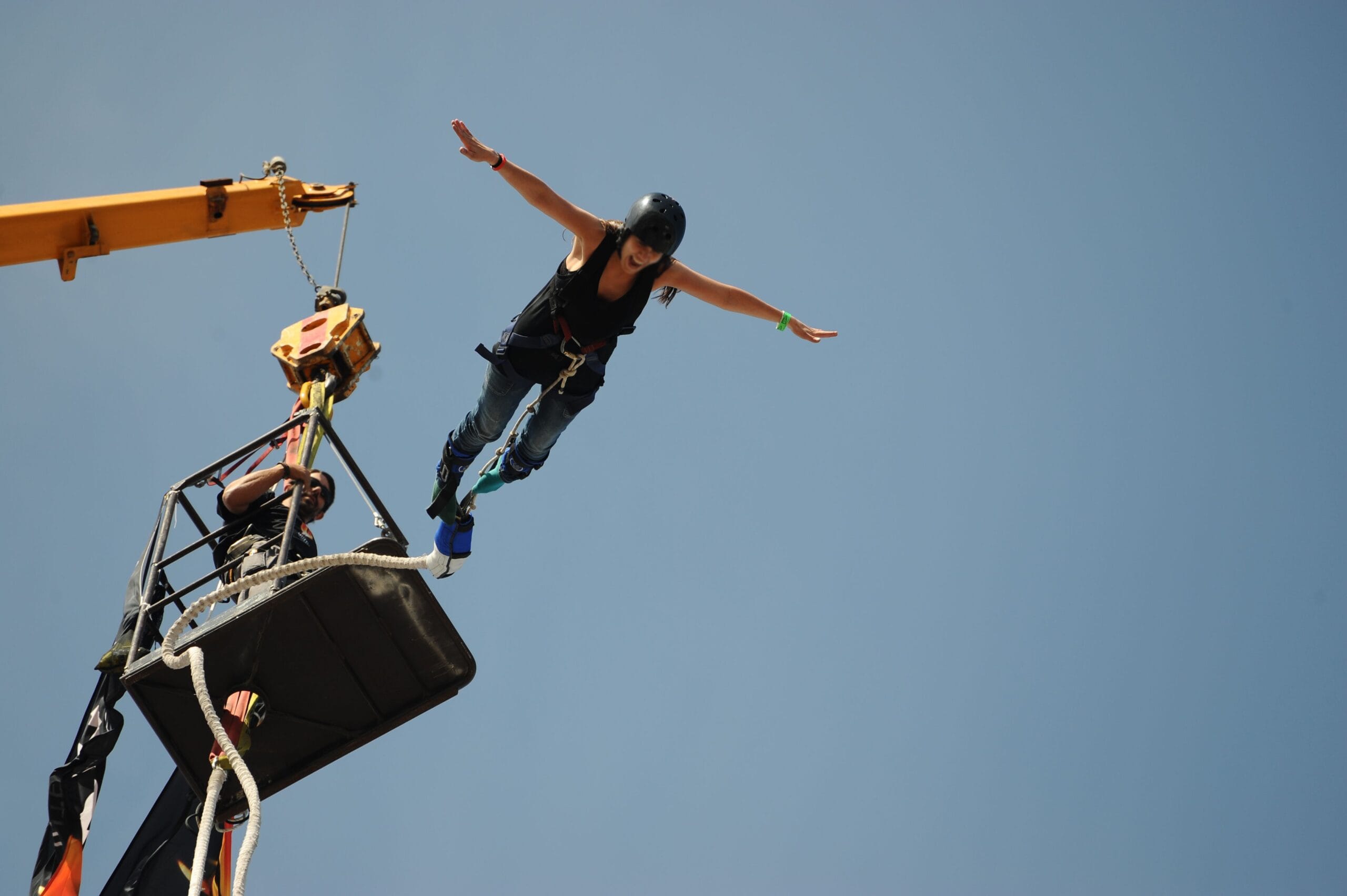 Profissionais conferem equipamentos de rope jump.