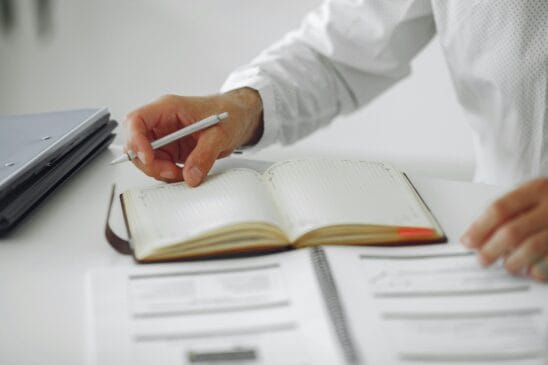Estímulo cerebral: Estudos mostram que a escrita manual força o cérebro a resumir e organizar as informações antes de registrá-las no papel. (Foto: /Pexels)