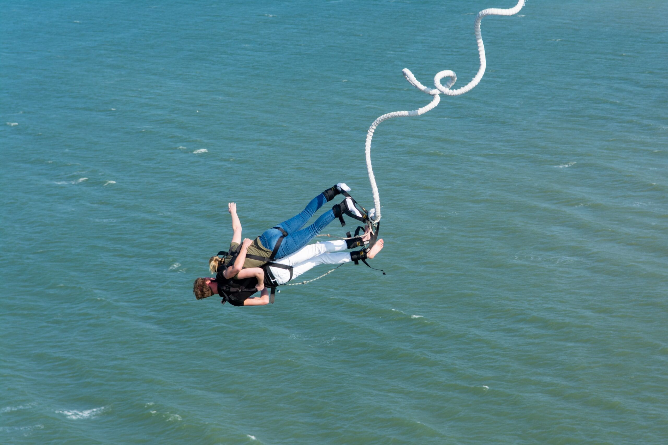 Pessoa balançando lateralmente após salto em altura.