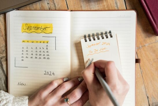 Sensação de controle: Riscar uma tarefa concluída no papel traz satisfação imediata e gera maior clareza visual sobre o progresso do dia. (Foto: /Pexels)