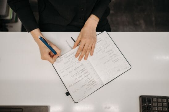 Menos ansiedade: O uso de agendas físicas oferece uma pausa saudável no tempo excessivo diante das telas e reduz a dependência digital. (Foto: /Pexels)