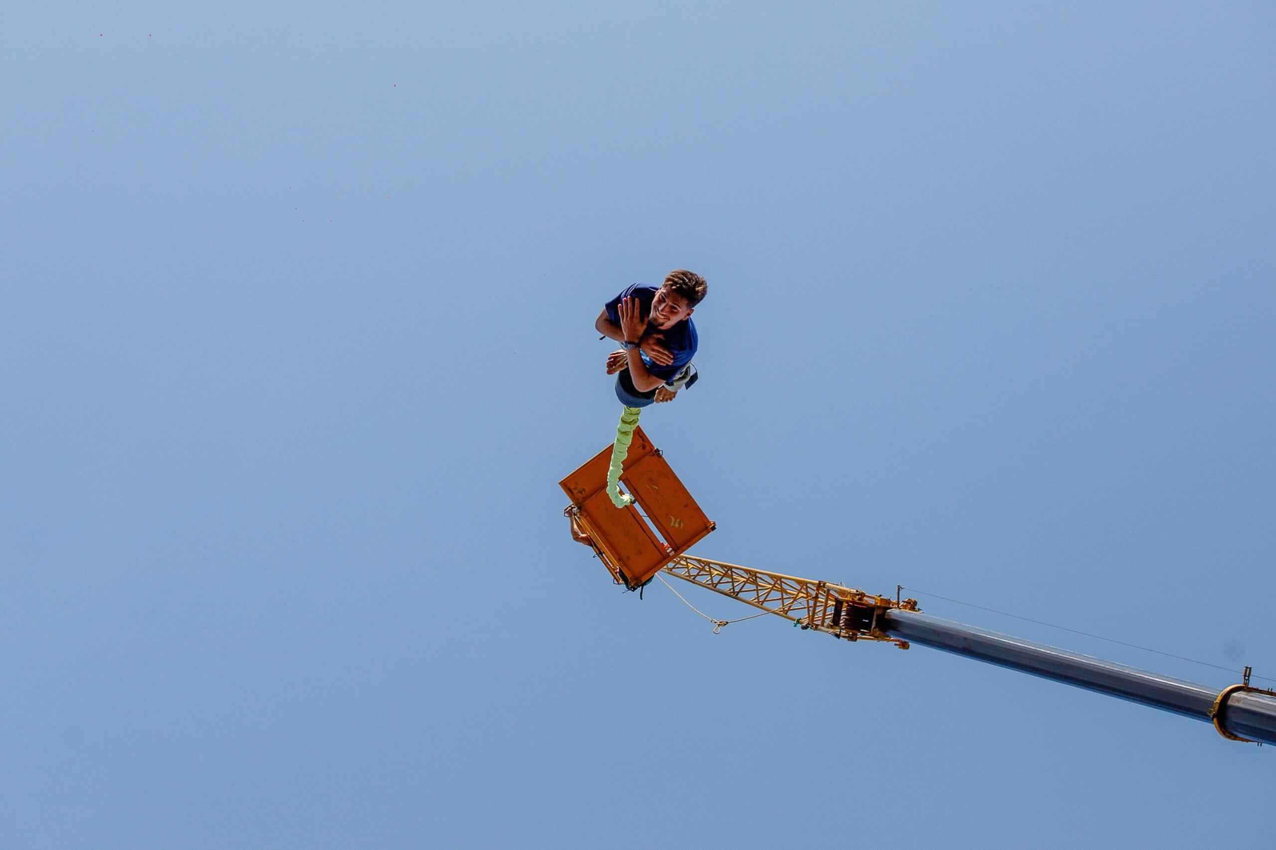 Praticante realiza salto de rope jump preso a um sistema de cordas.