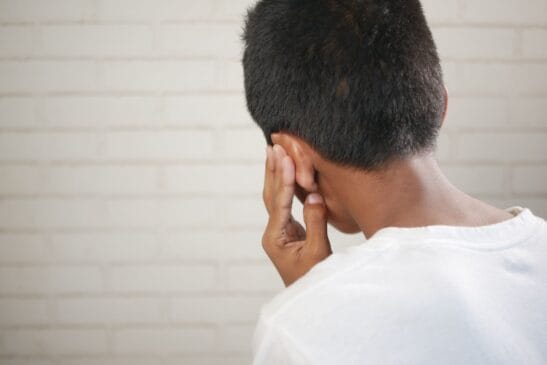 Dificuldade para entender fala em locais com som de fundo