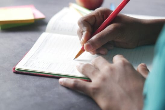 Foco e retenção: A ciência comprova que o hábito de organizar o dia à mão melhora diretamente a memória e a capacidade de compreensão. (Foto: /Pexels)