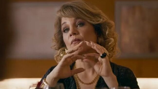 A atriz Isabel Teixeira encena para a novela da Globo