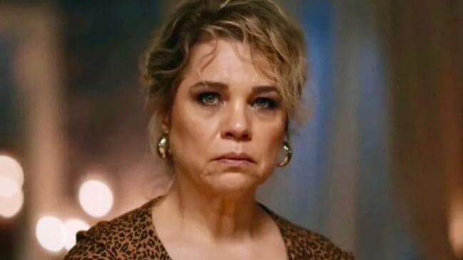 A atriz Isabel Teixeira encena para a novela da TV Globo