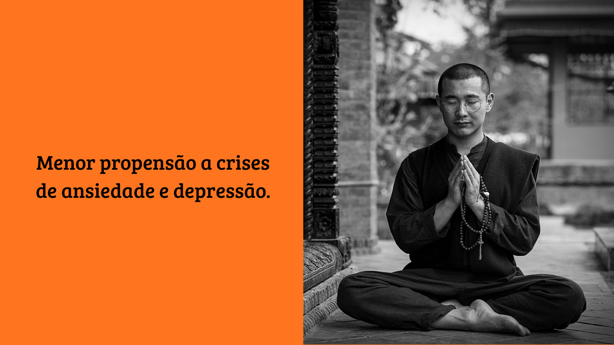 Monge meditando em posição de lótus ao lado do título: "Menor propensão a crises de ansiedade e depressão", ilustrando benefícios para a saúde mental.