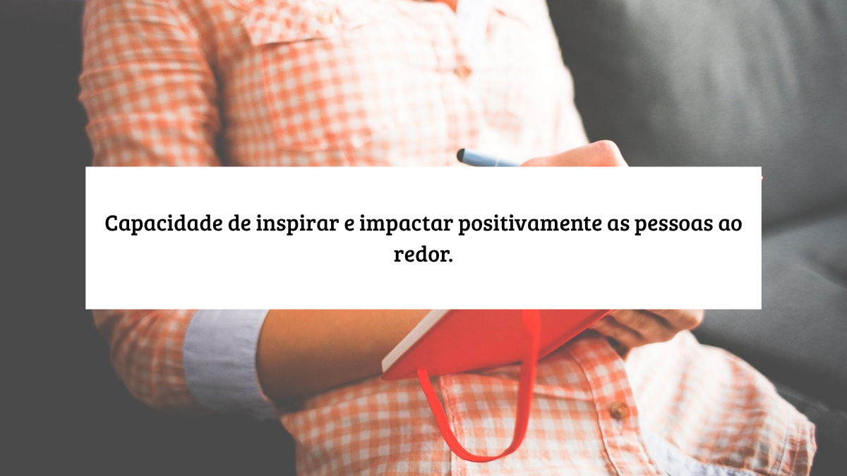 Pessoa escrevendo em um caderno vermelho ao lado do título: "Capacidade de inspirar e impactar positivamente as pessoas ao redor", ilustrando propósito e liderança pessoal.
