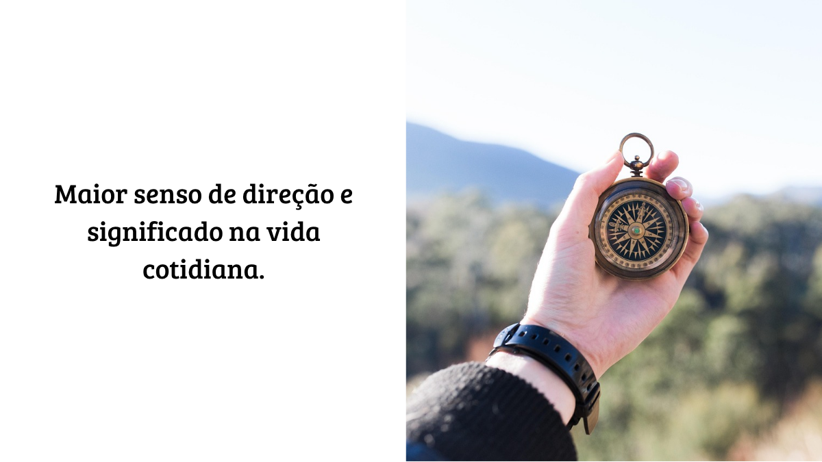 Mão segurando uma bússola metálica ao lado do título: "Maior senso de direção e significado na vida cotidiana", ilustrando busca por propósito.