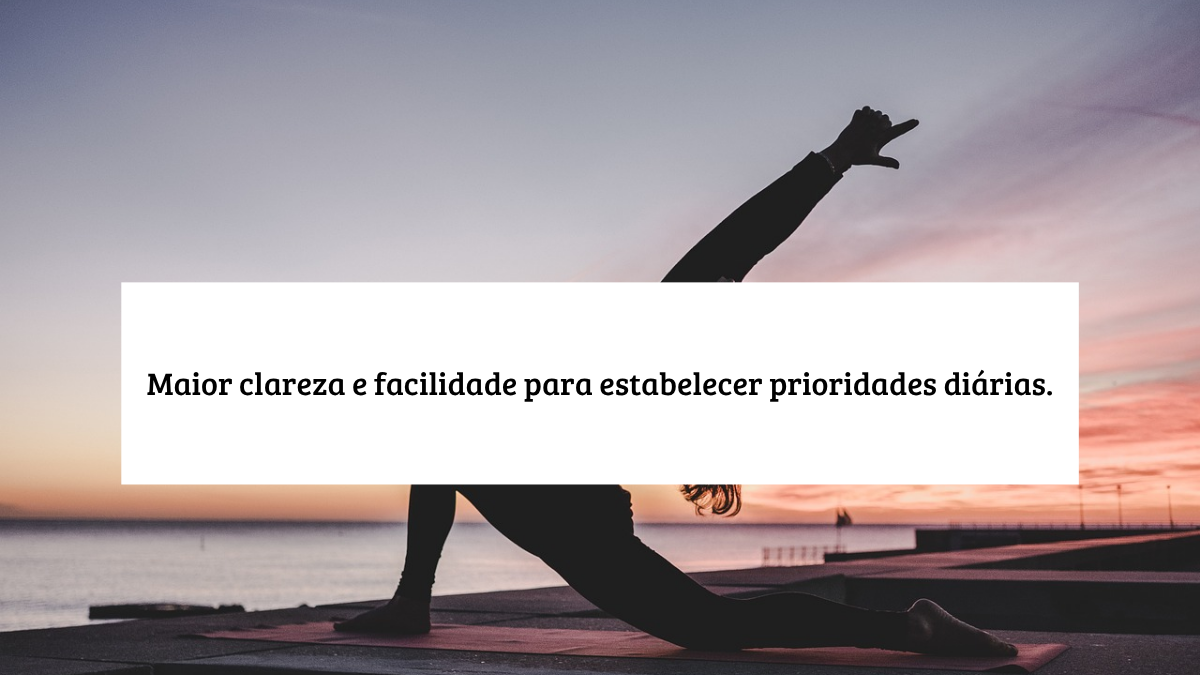 Silhueta de pessoa praticando ioga ao pôr do sol, ilustrando o título: "Maior clareza e facilidade para estabelecer prioridades diárias."