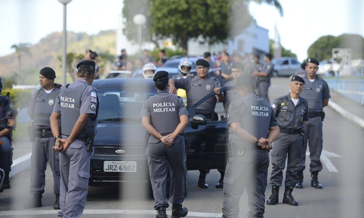 Policiais reunidos