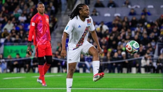 Ao fundo o goleiro Dida e em primeiro plano Siphiwe Tshabalala