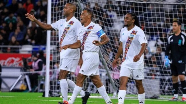 Tshabalala com Cafu e Kluivert em jogo das lendas da Fifa