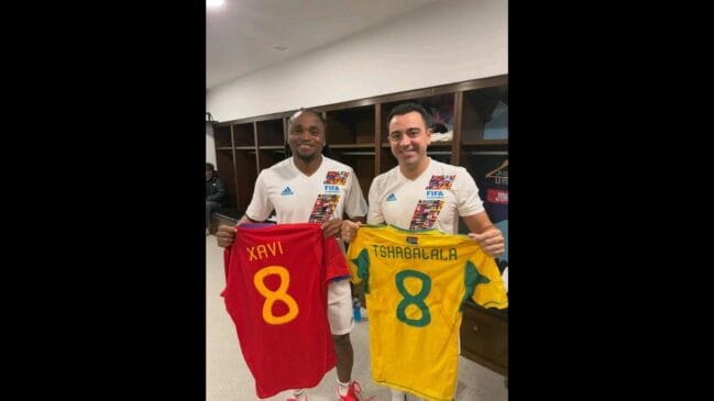 Tshabalala com Xavi em jogo das lendas da Fifa