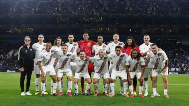 Time de lendas da Fifa com Tshabalala