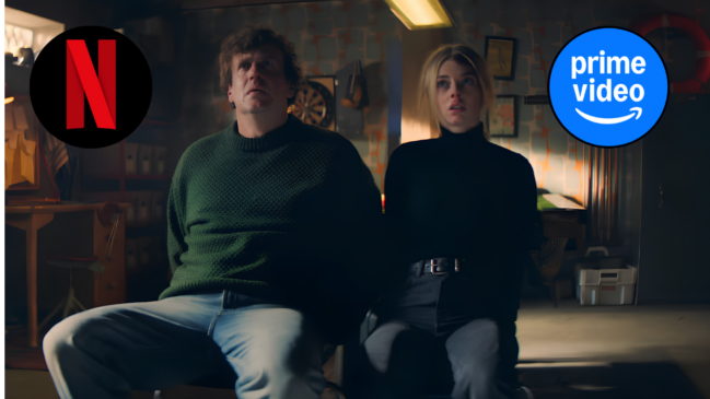 Imagem promocional colorida, em plano médio e horizontal, destacando uma cena de suspense e comédia de humor negro com os logotipos de duas plataformas de streaming inseridos nas extremidades superiores. No centro, um homem e uma mulher estão sentados lado a lado em um ambiente interno escuro e rústico, parecendo um porão ou oficina. O homem, à esquerda, tem cabelos castanhos bagunçados, veste um blusão de lã verde-escuro e calça jeans clara, e olha para cima com uma expressão de surpresa e apreensão. A mulher, à direita, é loira, veste uma blusa preta de gola alta e calça escura com cinto, e também direciona seu olhar assustado para o mesmo ponto elevado. Ambos dão a entender que estão com os braços imobilizados ou presos atrás das cadeiras. No canto superior esquerdo da imagem, há um selo circular preto com a letra "N" vermelha tridimensional da Netflix. No canto superior direito, aparece um selo circular azul-claro com o logotipo branco do Prime Video. O fundo do cenário exibe paredes com ferramentas penduradas, um alvo de dardos e uma iluminação focal vinda de cima.