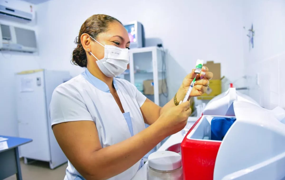 Enfermeira preparando vacina da gripe
