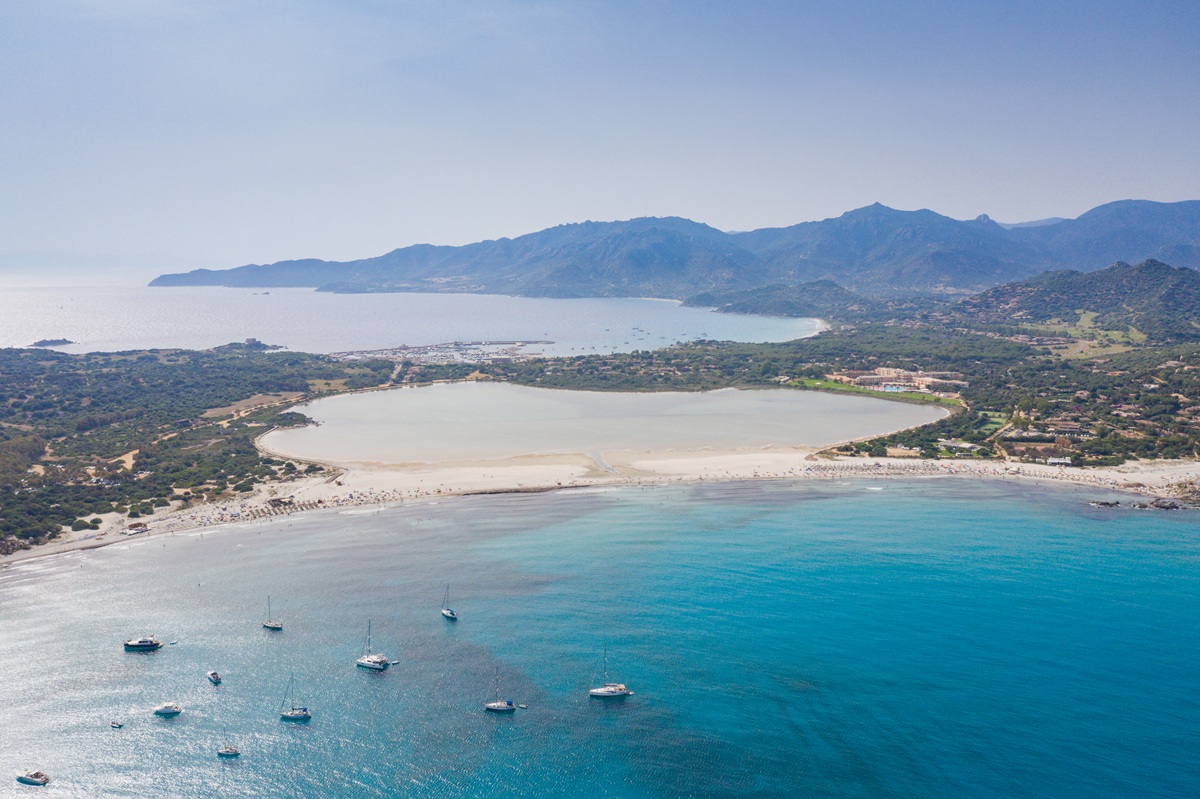 Praia em Villsimius, Sardenha, Itália