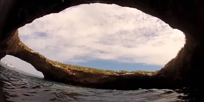 Praia do litoral mexicano fica dentro de montanha e tem portal mágico que pode salvar seu casamento