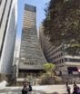 Prédio ‘escorregador’ receberia projeto bilionário de tribo indígena, mas hoje está abandonado