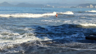 Mar agitado com ondas em Santos