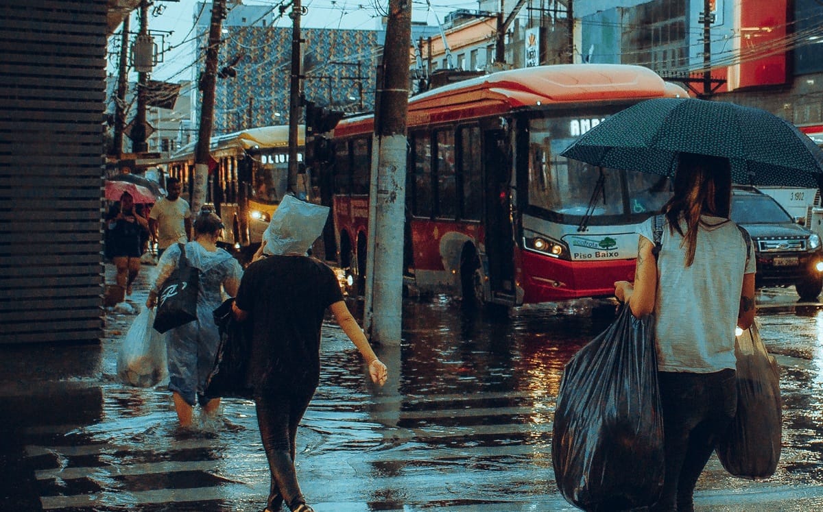 Tempo chuvoso e ruas alagadas em São Paulo