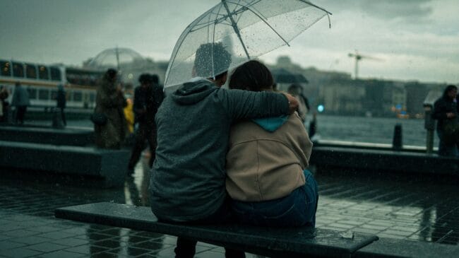 Casal de namorados sob a chuva