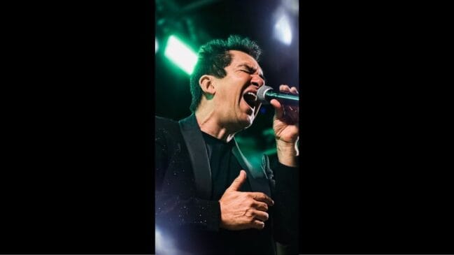 O artista Regis Danese cantando ao vivo
