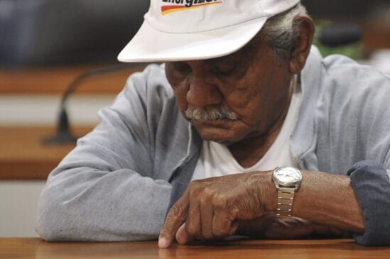 Aposentado aguardando atendimento