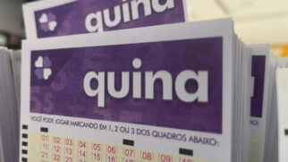 A imagem mostra uma cartela da quina