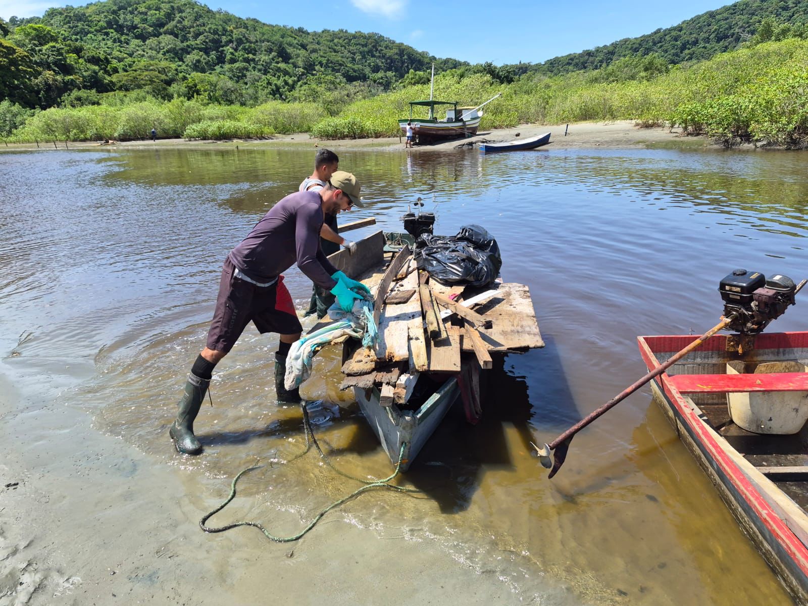 Retirada de lixo do mar no litoral de São Paulo