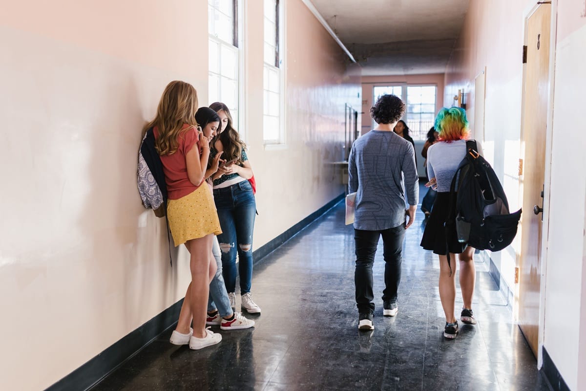 Adolescentes em ambiente escolar