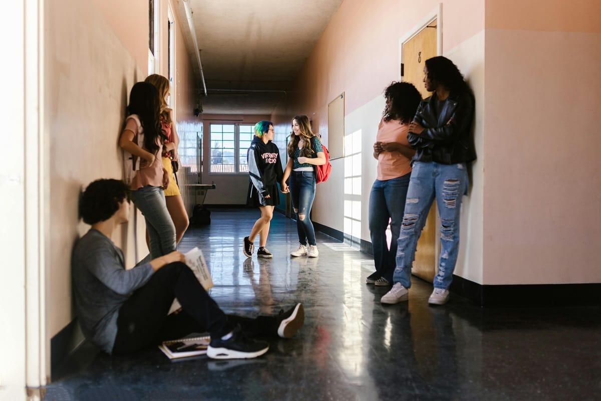 Adolescentes reunidos em ambiente escolar