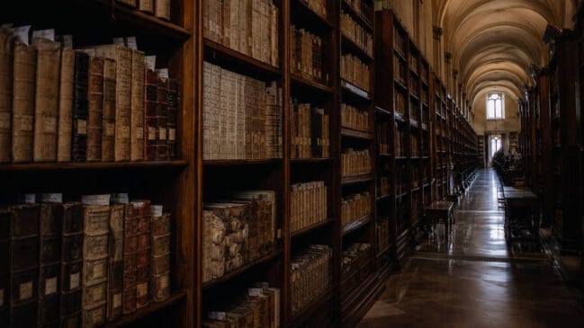 Os corredores do Arquivo Apostólico do Vaticano guardam muito mais do que papéis antigos; eles preservam a própria memória do mundo ocidental