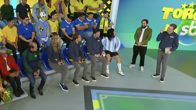 Apresentação de programa do SBT com zoeira com a Globo