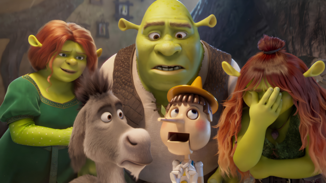 Shrek e Fiona com seus filhos envergonhados, e o Burro olhando pro Pinóquio