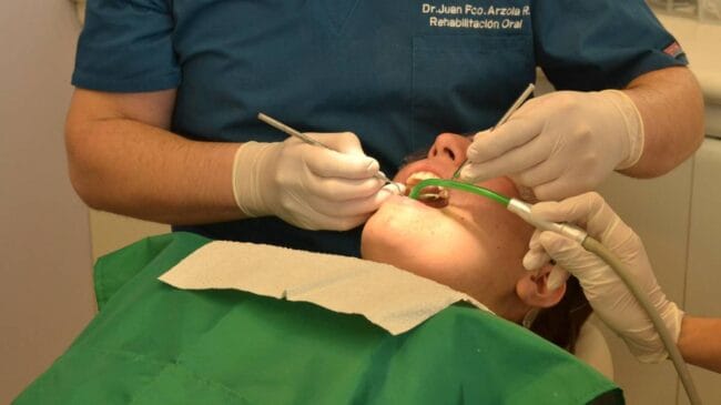 Substância que está nos dentes de milhões pode ser uma bomba-relógio para a sua saúde e para o meio ambiente