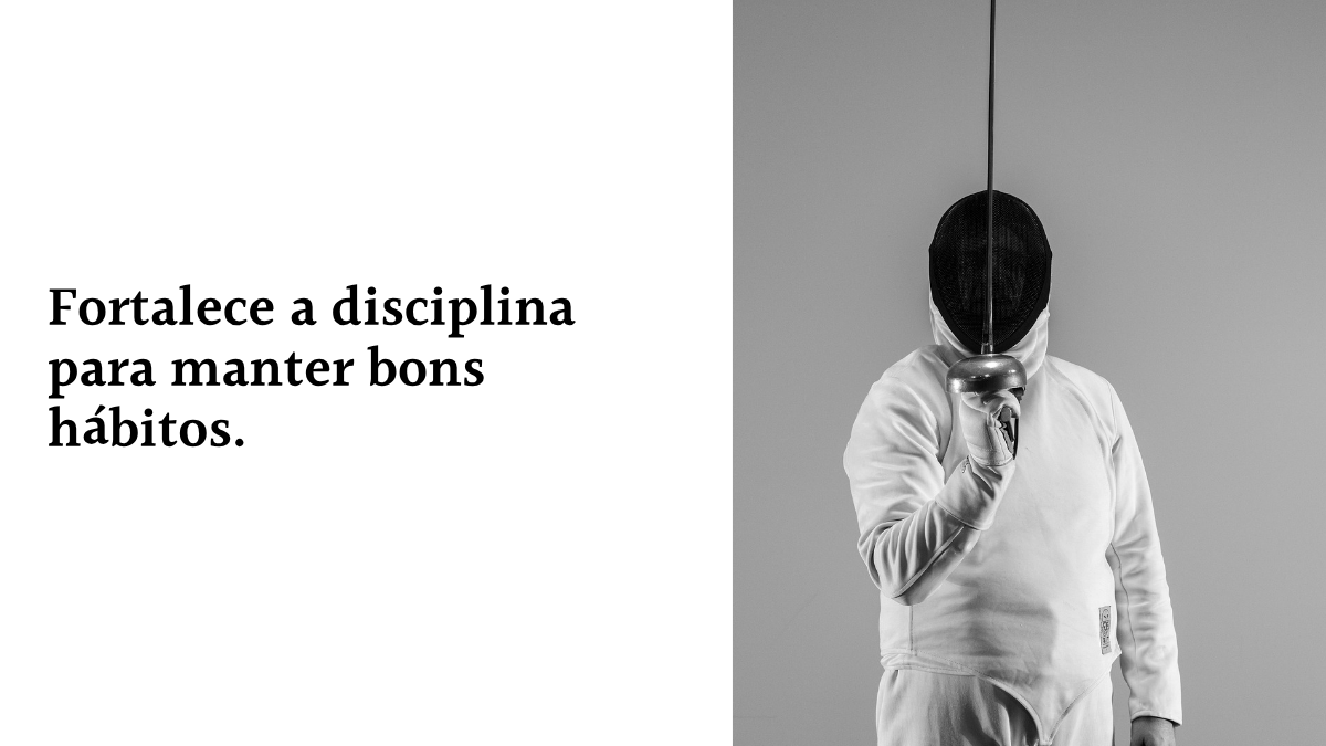 Esgrimista em posição de guarda com máscara de proteção, ao lado do texto: "Fortalece a disciplina para manter bons hábitos."