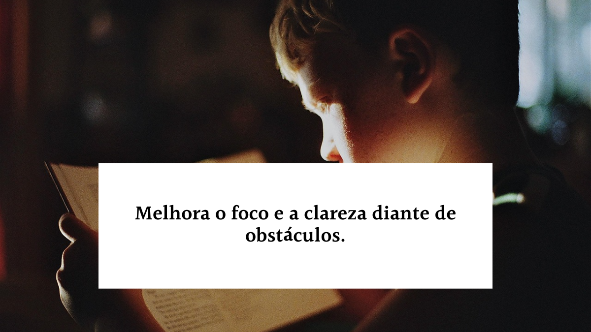 Uma criança lendo um livro em um ambiente com iluminação suave, com uma caixa de texto sobreposta contendo: "Melhora o foco e a clareza diante de obstáculos."