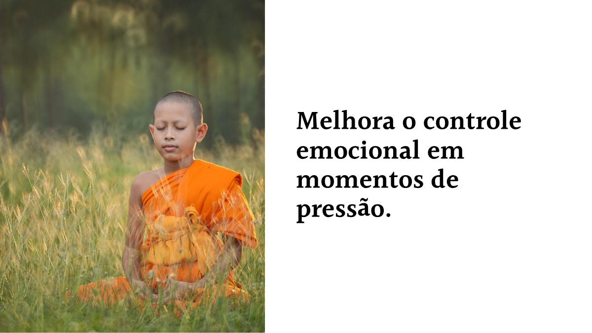 Monge budista meditando em um campo, ao lado do texto "Melhora o controle emocional em momentos de pressão."