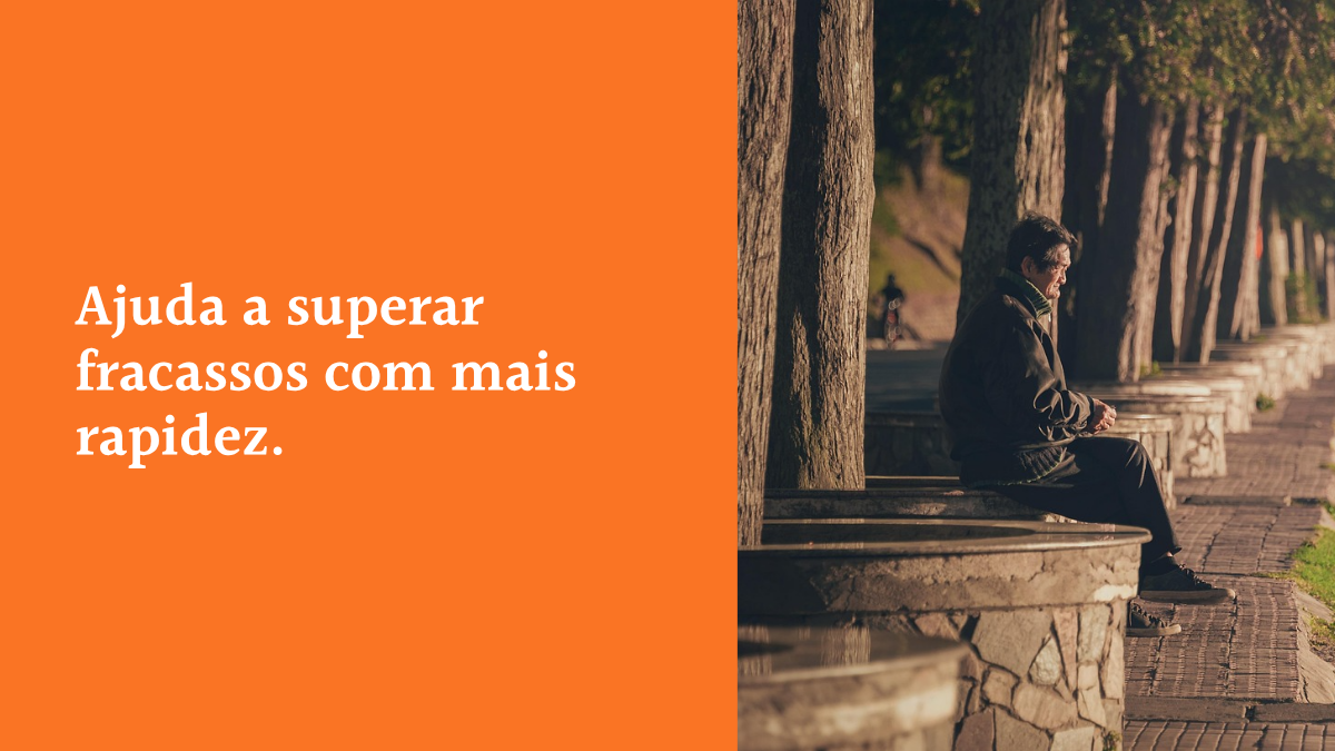 Uma pessoa sentada pensativa em um banco de parque ao entardecer, ao lado de fundo laranja com o texto: "Ajuda a superar fracassos com mais rapidez."