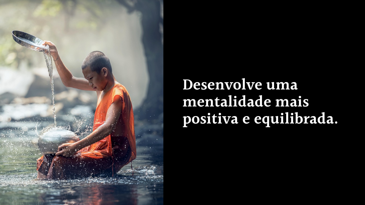 Monge jovem vertendo água de uma bacia em um riacho, ao lado de fundo preto com o texto: "Desenvolve uma mentalidade mais positiva e equilibrada."