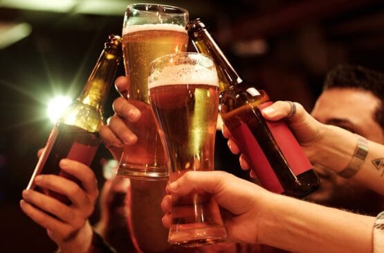 Cerveja para torcedores em um brinde