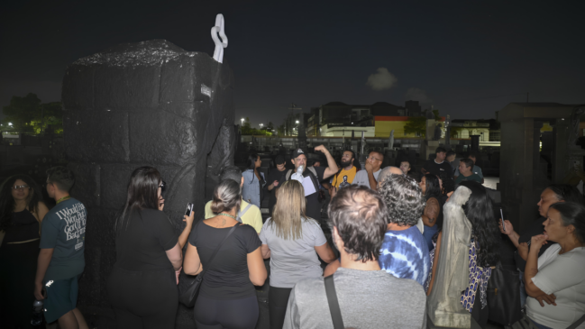 Visitantes do Cemitério do Paquetá, em Santos