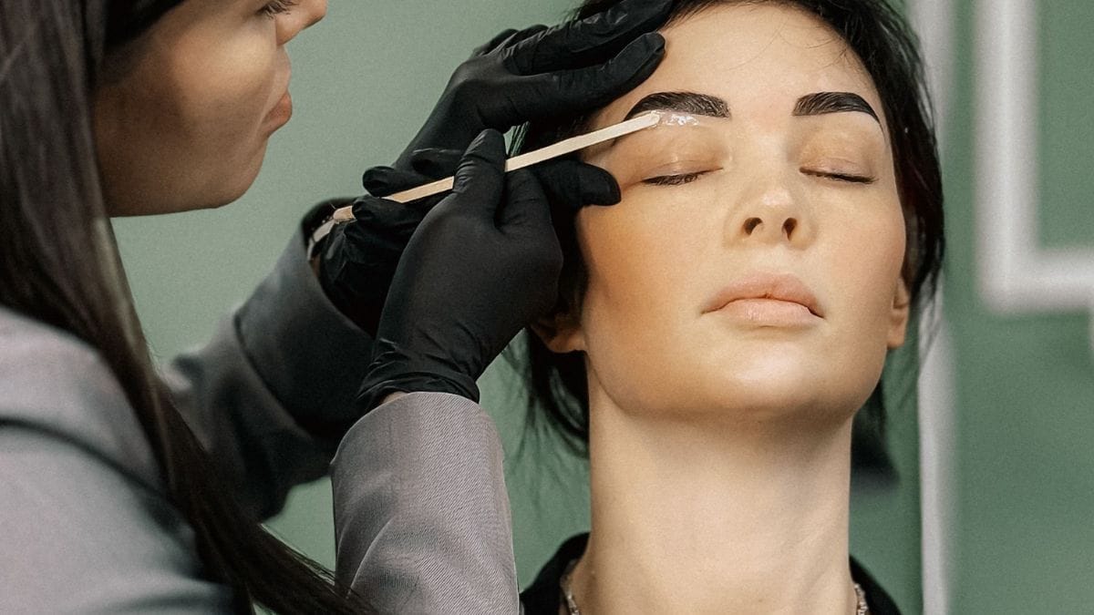 Mulher se prepara para transplante de sobrancelha